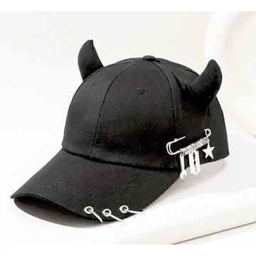 FÉM KIEGÉSZÍTŐKKEL DEKORÁLT BASEBALL SAPKA - VG0012