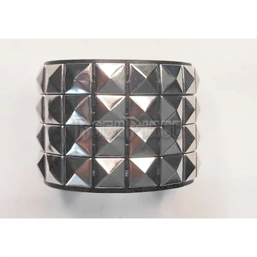 4 soros piramis szegecses patentos csuklószorító